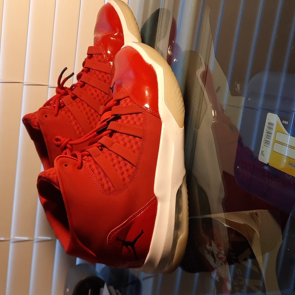 Jordan Max Aura "Gym Red"